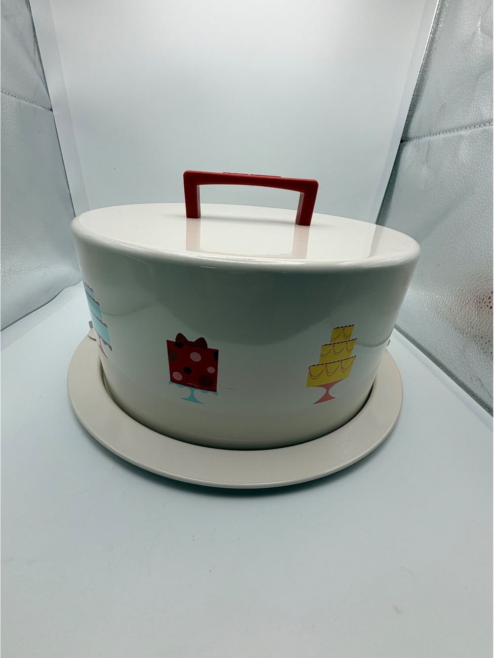 Cake travel cover.